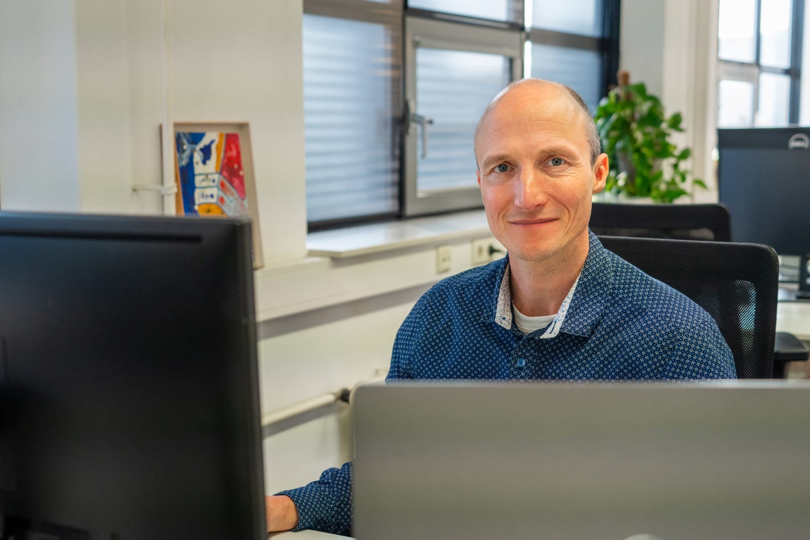 Hendrik Schakel achter zijn computer