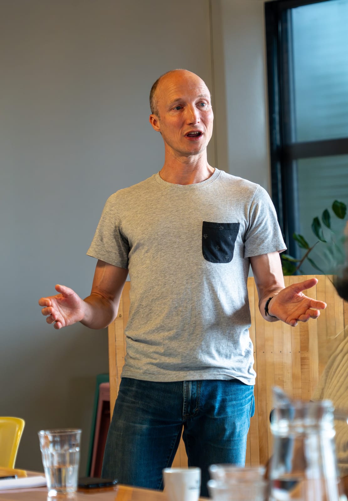Hendrik Schakel geeft een presentatie